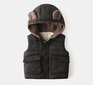 Détail du gilet d'hiver pour bébé avec capuche à oreilles d'ours et doublure polaire