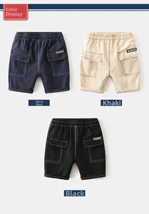 Détail de shorts cargo enfant avec taille élastique et poches en bleu marine, kaki et noir