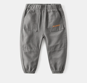 Détail du jogging gris pour enfant avec taille élastique et broderie sur la poche latérale