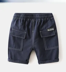 Détail du short cargo bleu marine avec coutures blanches contrastées et taille élastique