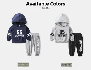Survêtements pour enfants en bleu marine et gris avec imprimés de lettres