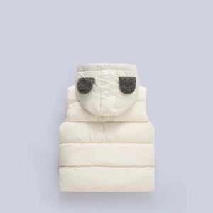 Vue arrière d'un gilet à capuche crème pour garçons avec de mignonnes oreilles en laine