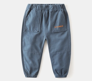 Détail du jogging bleu pour enfant avec taille élastique et broderie de lettres orange