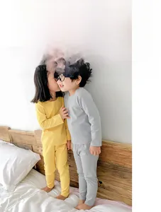 Détail du pyjama thermique pour enfants avec col rond et étiquettes sans sensation