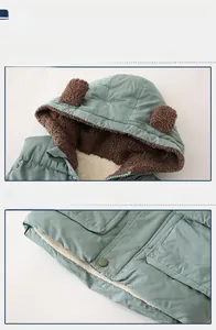 Détail d'une veste enfant avec doublure polaire et oreilles d'ours 3D sur la capuche