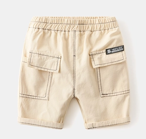 Détails du short cargo beige pour garçon avec surpiqûres et poches à rabat