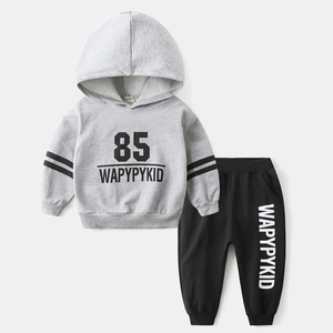 Détail de l'ensemble sweat à capuche gris et jogging noir pour enfant avec imprimé 85