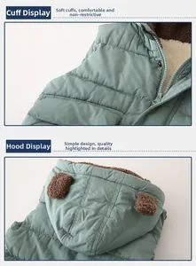 Détail du gilet vert menthe montrant les poignets et la capuche avec oreilles 3D brunes