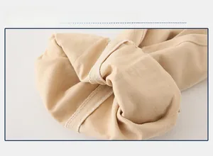 Vue détaillée des coutures intérieures et de la finition du pantalon décontracté enfant