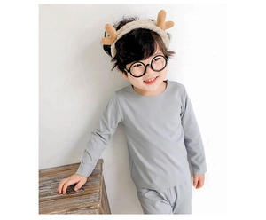 Détail d'un ensemble de pyjama bleu doux pour enfants avec col rond et tissu cosy