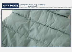 Détail du tissu matelassé vert clair pour veste d'hiver pour enfant avec coutures fines