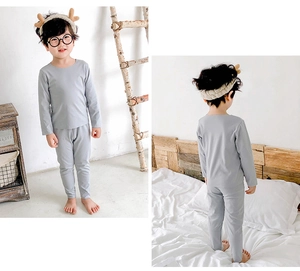 Ensemble pyjama thermique pour enfants gris clair avec haut à manches longues et pantalon