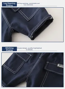 Détail du short bleu foncé pour garçon montrant les coutures blanches et l'étiquette