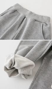 Détail du pantalon de survêtement gris pour garçon avec taille élastique et doublure polaire