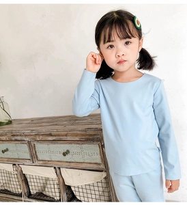 Détail d'un pyjama thermique bleu clair pour enfants avec haut manches longues et pantalon