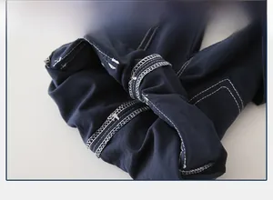 Gros plan détaillé des coutures blanches renforcées et du coton doux du short pour garçon