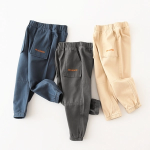 Pantalons décontractés pour garçons en bleu marine, anthracite et beige avec broderie