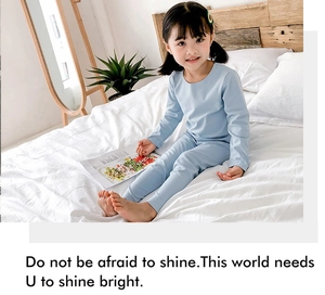 Détail d'un ensemble pyjama bleu clair pour enfant avec col rond et tissu doux élastique