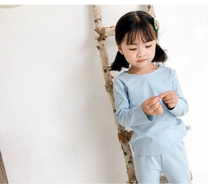 Détail d'un ensemble de pyjama doux pour enfants bleu clair avec étiquette de taille 110