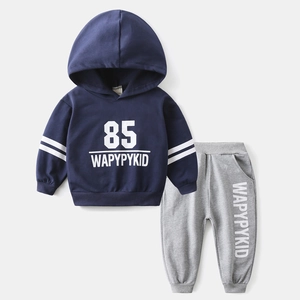 Ensemble de sport pour enfant avec sweat à capuche bleu marine et jogging gris