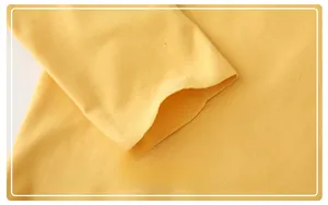 Gros plan sur la finition du poignet plat et la texture du tricot jaune pour enfants