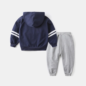 Ensemble sport pour enfant avec sweat à capuche bleu marine et pantalon de jogging gris