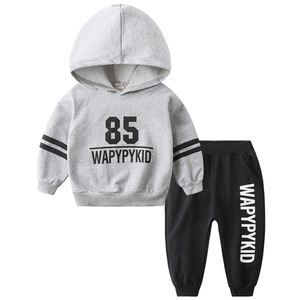 Ensemble sport enfant avec sweat à capuche gris imprimé 85 et pantalon de jogging noir