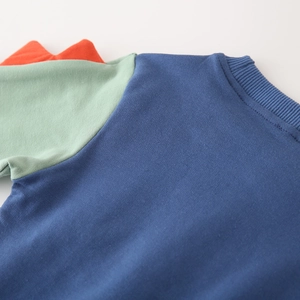 Detail von Rippbündchen und Kontrastnähten am blau-grünen Kinder-Sweatshirt aus Baumwolle