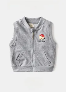 Détail de la broderie ours et protection zip sur ce gilet en coton pour enfant