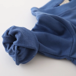 Nahaufnahme des dunkelblauen Kinder-Sweatshirts mit hochwertiger French-Terry-Baumwolle