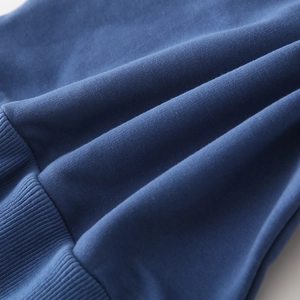 Detailaufnahme von dunkelblauem Sweatshirt-Strickstoff mit Rippbündchen und Nahtqualität