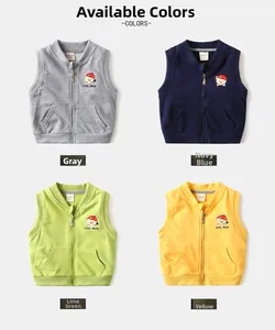 Détail de quatre couleurs de gilets tricotés pour enfants avec broderie ours et zip