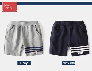 Détail de shorts de sport pour garçons en gris et bleu marine avec taille élastique et rayures