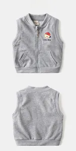 Détail de la broderie Cool Bear et des poches sur le gilet gris à fermeture éclair enfant