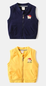 Détail de gilets en coton pour enfants avec broderie ours et col montant côtelé en deux coloris