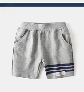 Détails du short de sport gris pour garçon avec taille élastique et rayures latérales