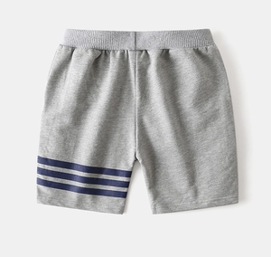 Détail du short de sport gris pour garçon avec taille élastique et bandes latérales