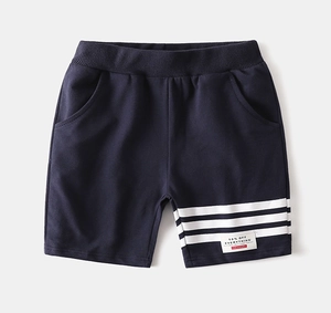 Détail d'un short de sport bleu marine pour garçon avec taille élastique et rayures
