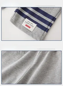 Gros plan du short en tricot gris pour garçon montrant les rayures et l'étiquette