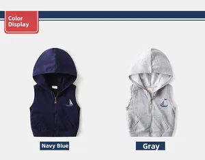 Détail de gilets à capuche pour enfants bleu marine et gris avec broderie voilier