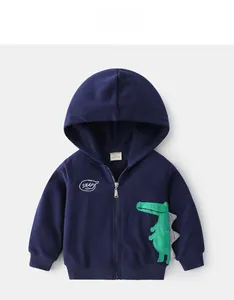 Dettaglio felpa blu navy con applicazione a coccodrillo verde e chiusura a zip metallica