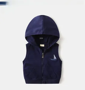 Détail du gilet à capuche pour enfant bleu marine avec broderie voilier et fermeture