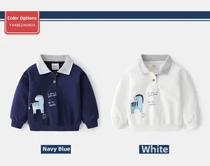 Dettaglio di felpe polo per bambini in blu navy e bianco con stampa zebra e bottoni in legno