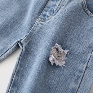 Jean classique bleu clair pour garçons avec délavage vintage et détails déchirés stylés
