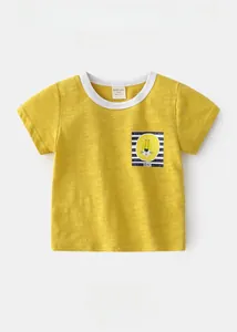 Détail du tissu en coton flammé respirant et imprimé lion sur T-shirt jaune garçon