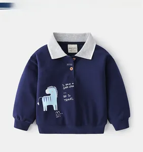 Dettaglio felpa polo in cotone blu navy con colletto a contrasto e stampa zebra