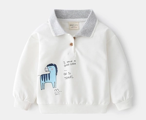 Dettaglio di felpa polo bianca per bambini con zebra blu e bottoni in legno