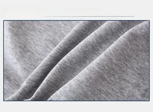 Gros plan sur le tissu tricoté gris avec texture fine pour gilet à capuche bébé
