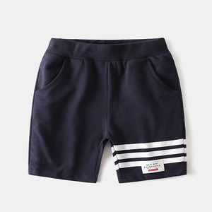 Short de sport bleu foncé pour garçon avec taille élastique et détails rayés blancs