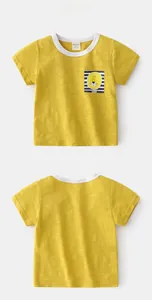 Détail à plat d'un t-shirt jaune pour garçon en coton flammé avec écusson de lion